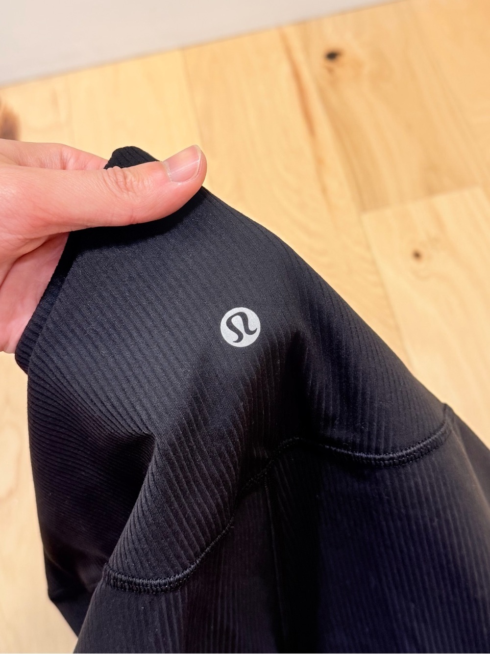 LIKE NEW Lululemon Women’s Align Ribbed High-Rise Crop Tights 23" - Picture 3 of 7